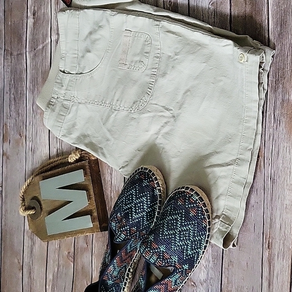 Briggs light tan lightweight shorts with comfort elastic waist and 7.5" inseam - Picture 1 of 11